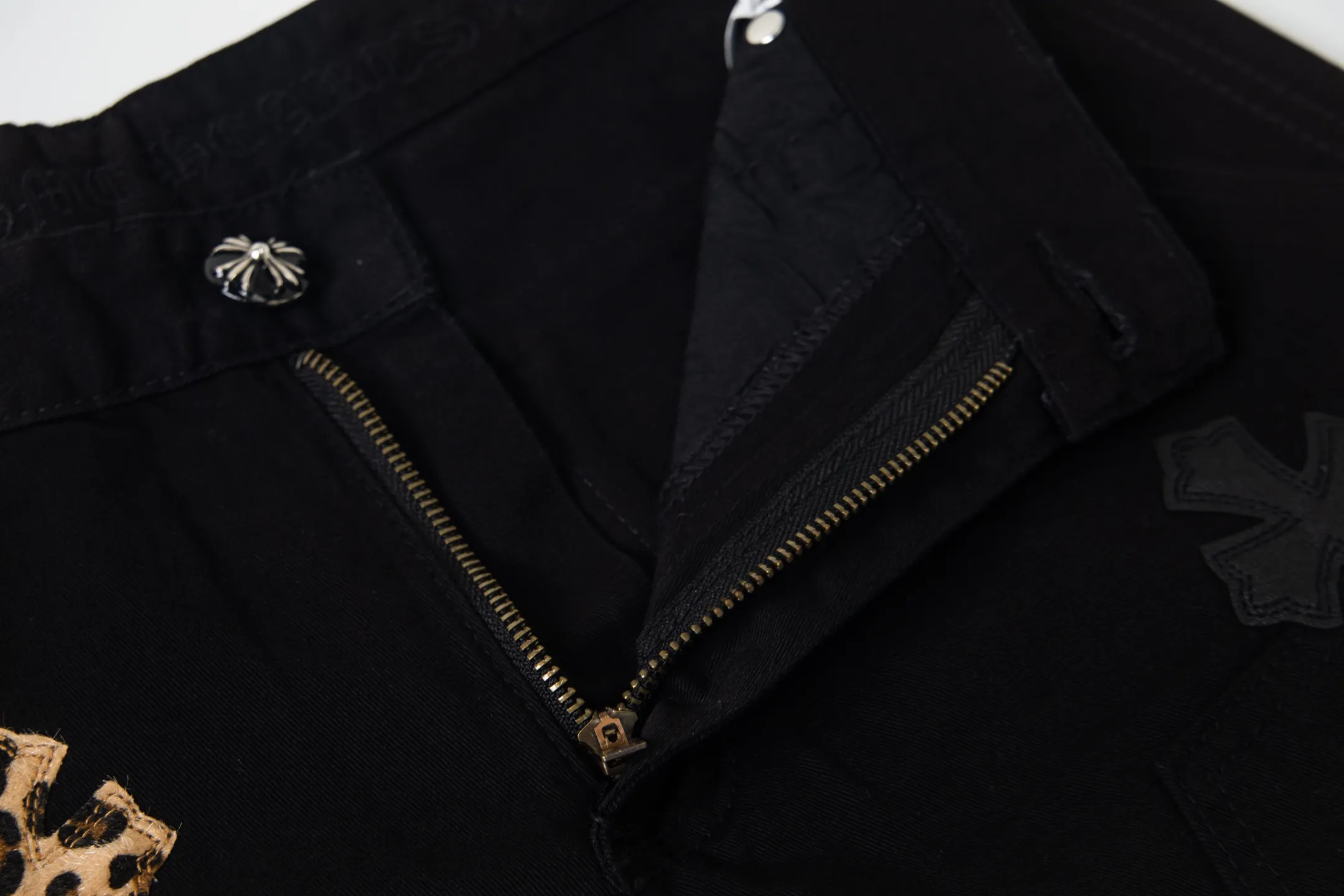 P270 💰 (Top version) Chrome hearts leopard print with black leather and multi-leather elements washed jeans. Really restores the ultimate vintage texture. Three-dimensional version. Loose and comfortable, not picky about the figure. Makes taller and slimmer. Factory precision. Original quality control. Same style for men and women. Can be matched with couples. Versatile recommendation. Must-have jeans for all seasons. Fashionistas have been disappointed. From the quality selection of fabrics, the tailoring of details, and the matching of patterns, they are all impeccable! The upper body is so handsome when worn...it can be easily worn by men, women and children! The craftsmanship is made of heavy-duty washed pure cotton denim fabric. After washing, it is soft and thick and looks very stylish when worn. Color: black Size: 28-30-32-34-36 (corresponding to S-M-L-XL-XXL)